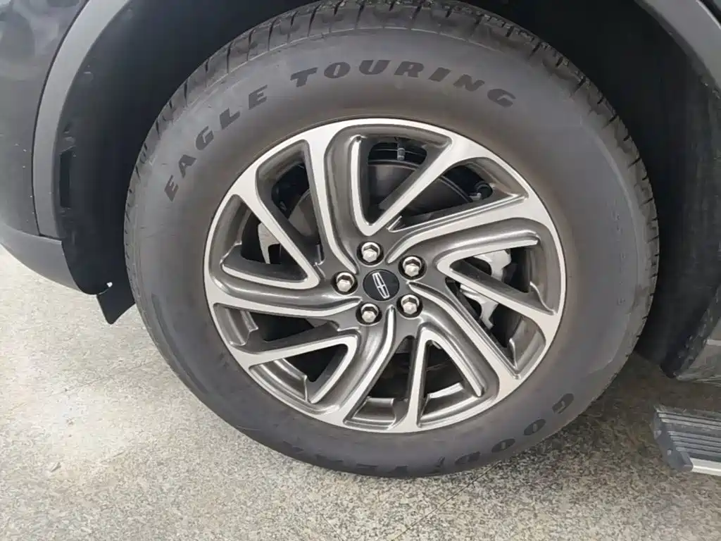 Photo 23 - Lincoln Aviator
