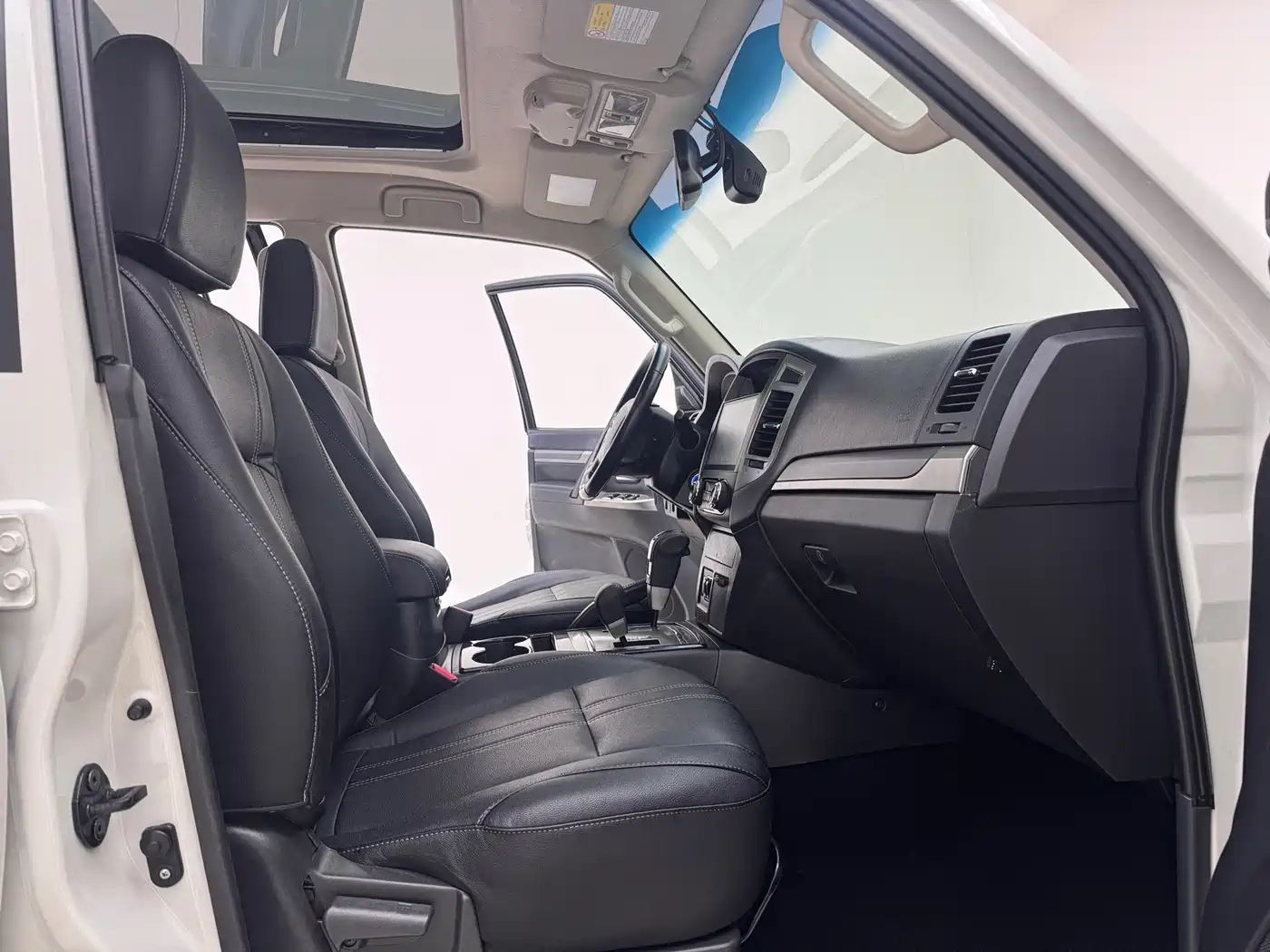 Mitsubishi Pajero (Import) 2018 3.0L Automatic Comfort Version фото 8
