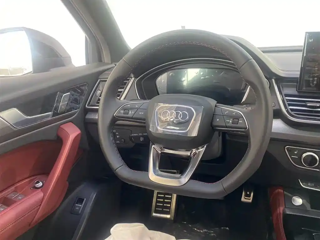 Audi Q5L 2025 45th Anniversary Edition 40 TFSI Luxury Sport фото 12