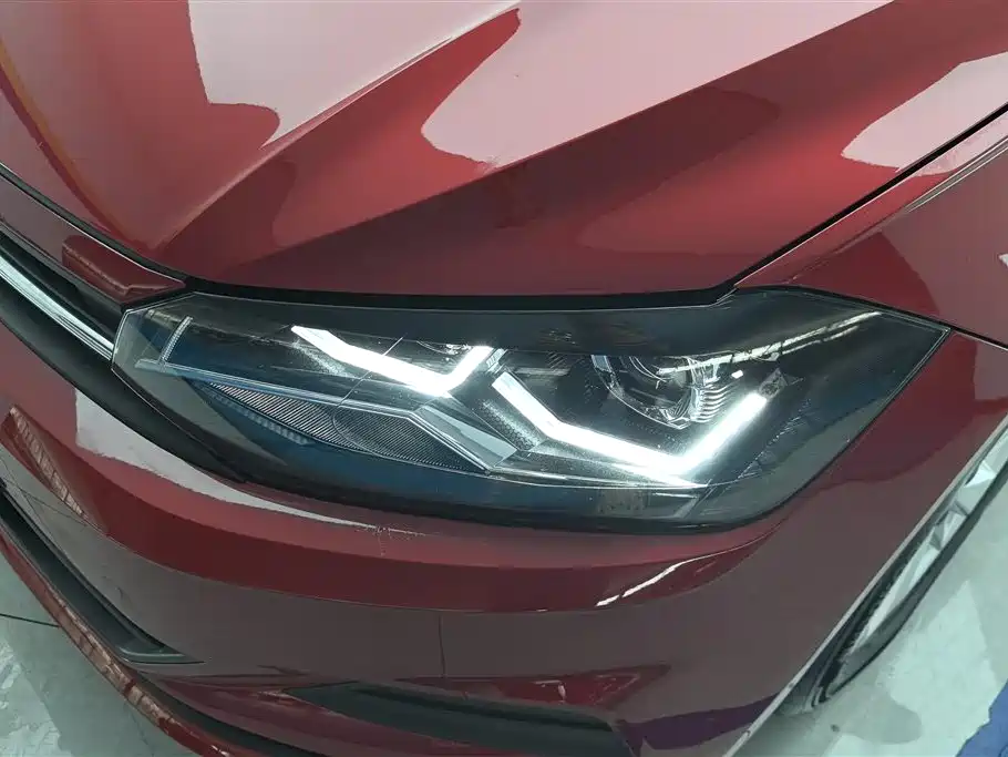 VOLKSWAGEN POLO