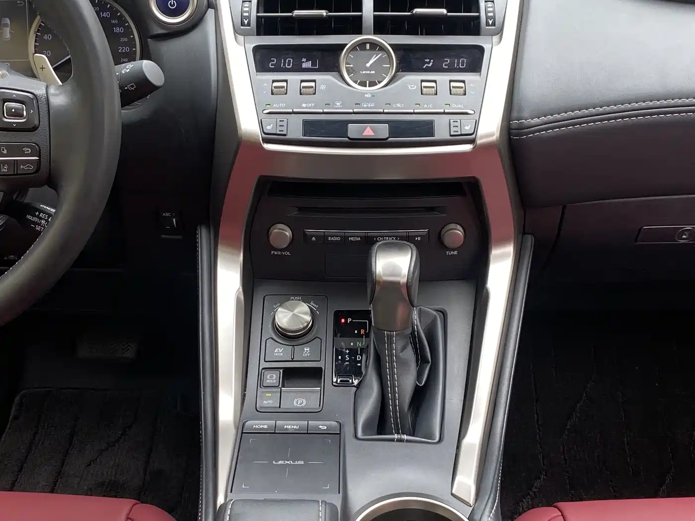 Lexus NX 2020 300h FWD F Sport China VI фото 15