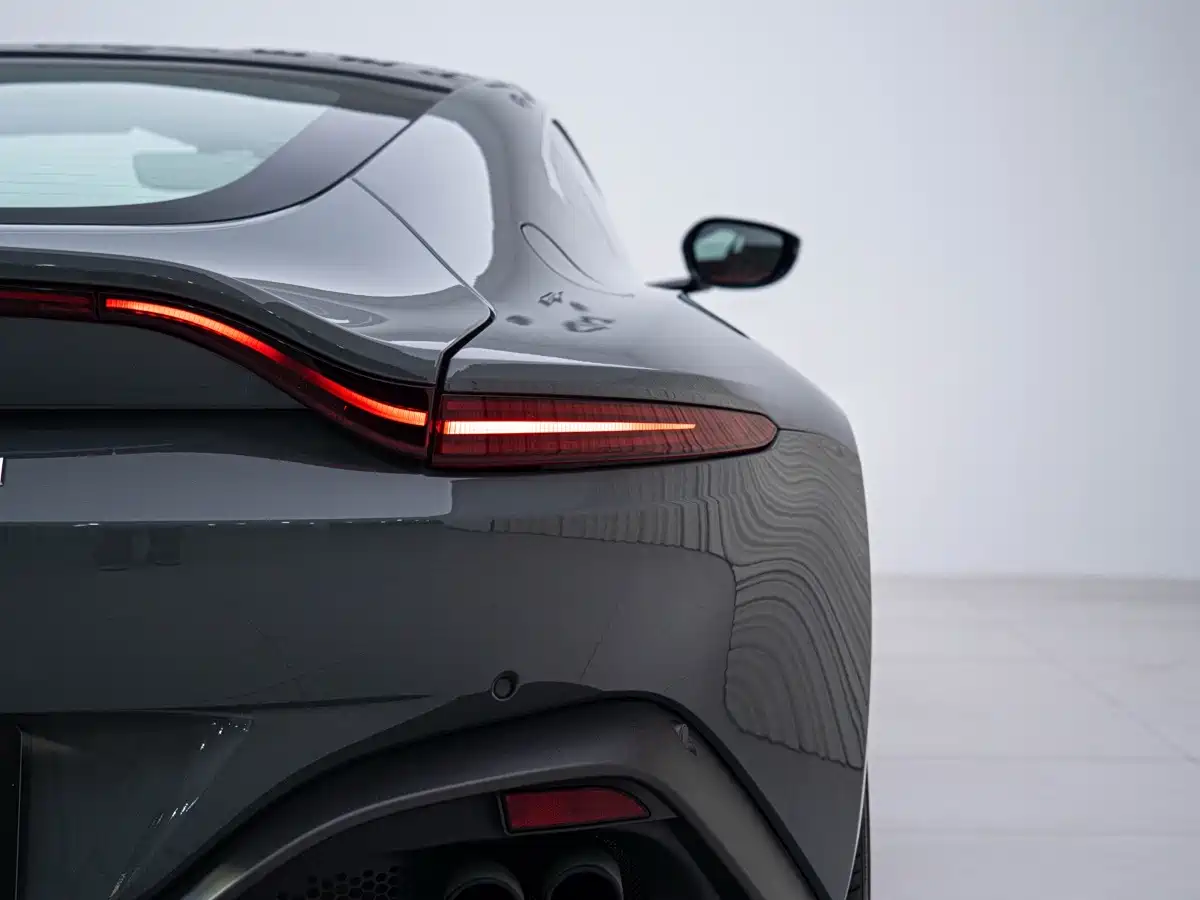 Фото 10 - Aston Martin Vantage