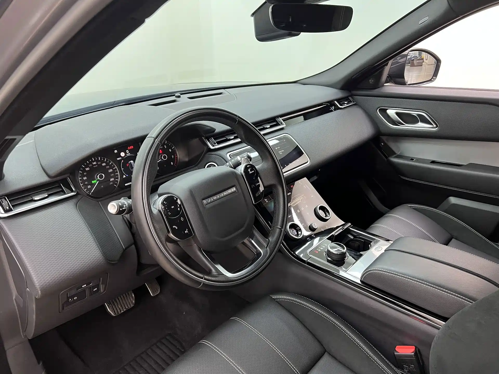 Фото 2 - Land Rover Range Rover Velar