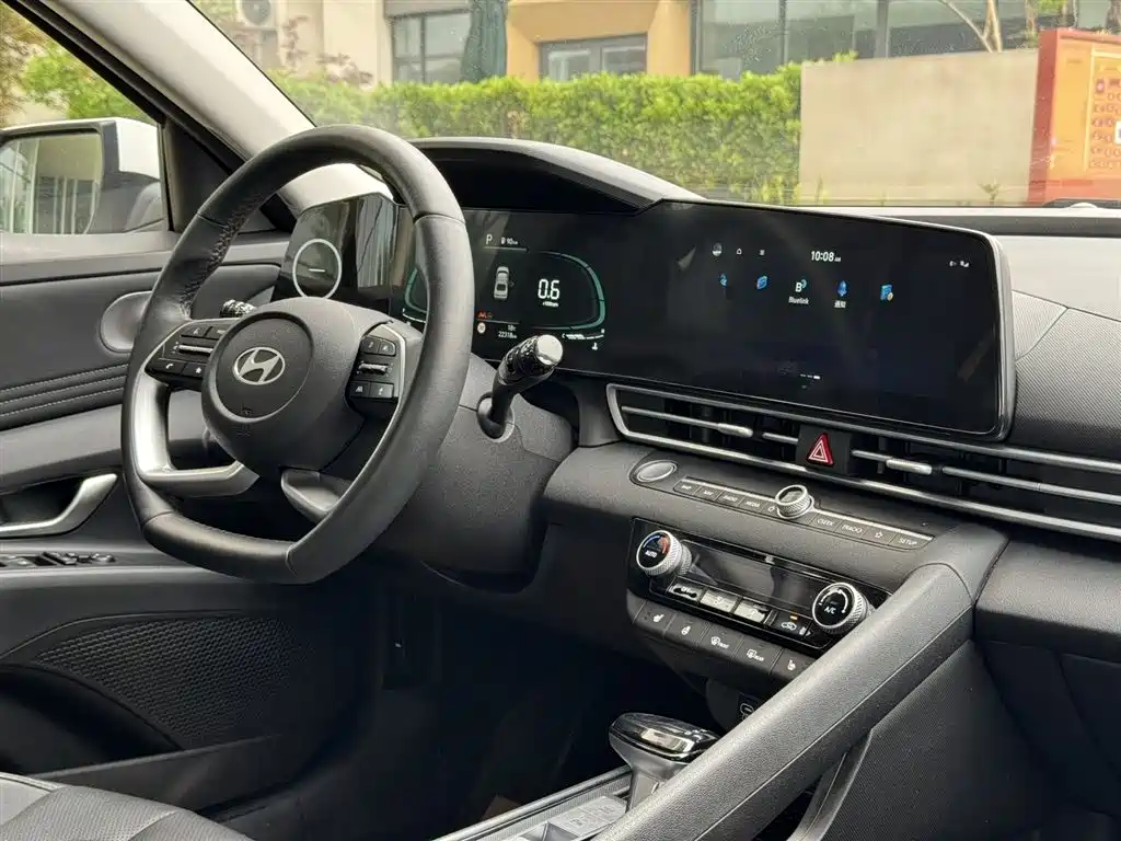 Hyundai Elantra 2023 Model 1.5L CVT LUX Premium Edition фото 4
