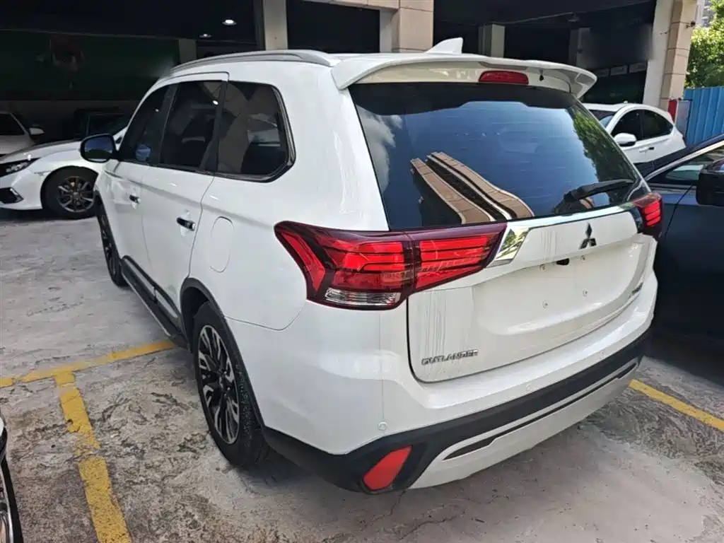 MITSUBISHI OUTLANDER
