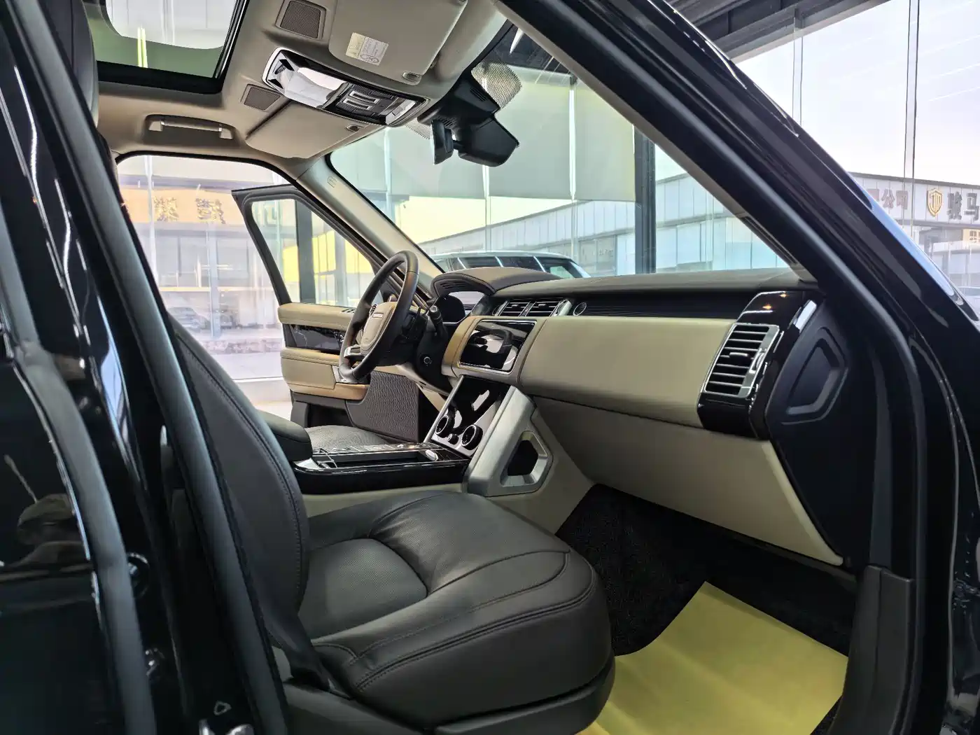 Land Rover Range Rover 2021 3.0 L6 Heritage Extended Classic Edition фото 8