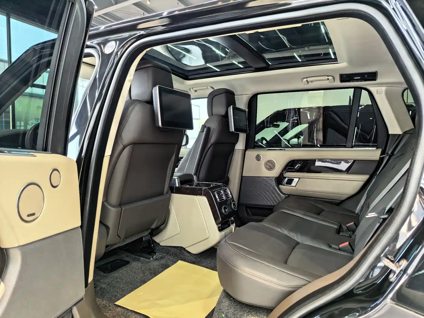 Land Rover Range Rover 2021 3.0 L6 Heritage Extended Classic Edition фото 7