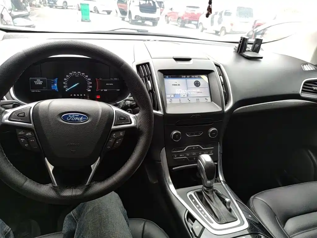 Фото 10 - Ford Edge