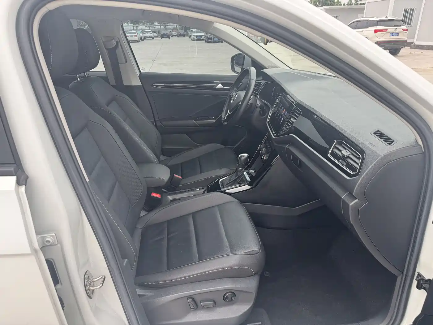 VOLKSWAGEN T-ROC EXPLORING SONGS