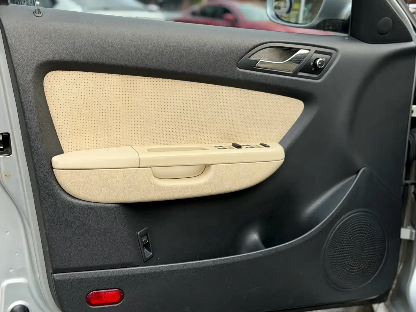 Volkswagen Lavida 2011 1.6L Automatic Pinya Edition фото 12