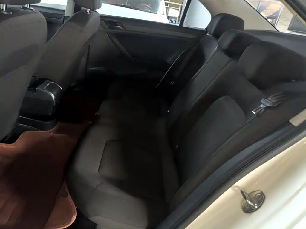 Volkswagen Jetta 2015 Value Edition 1.6L Manual Fashion фото 17