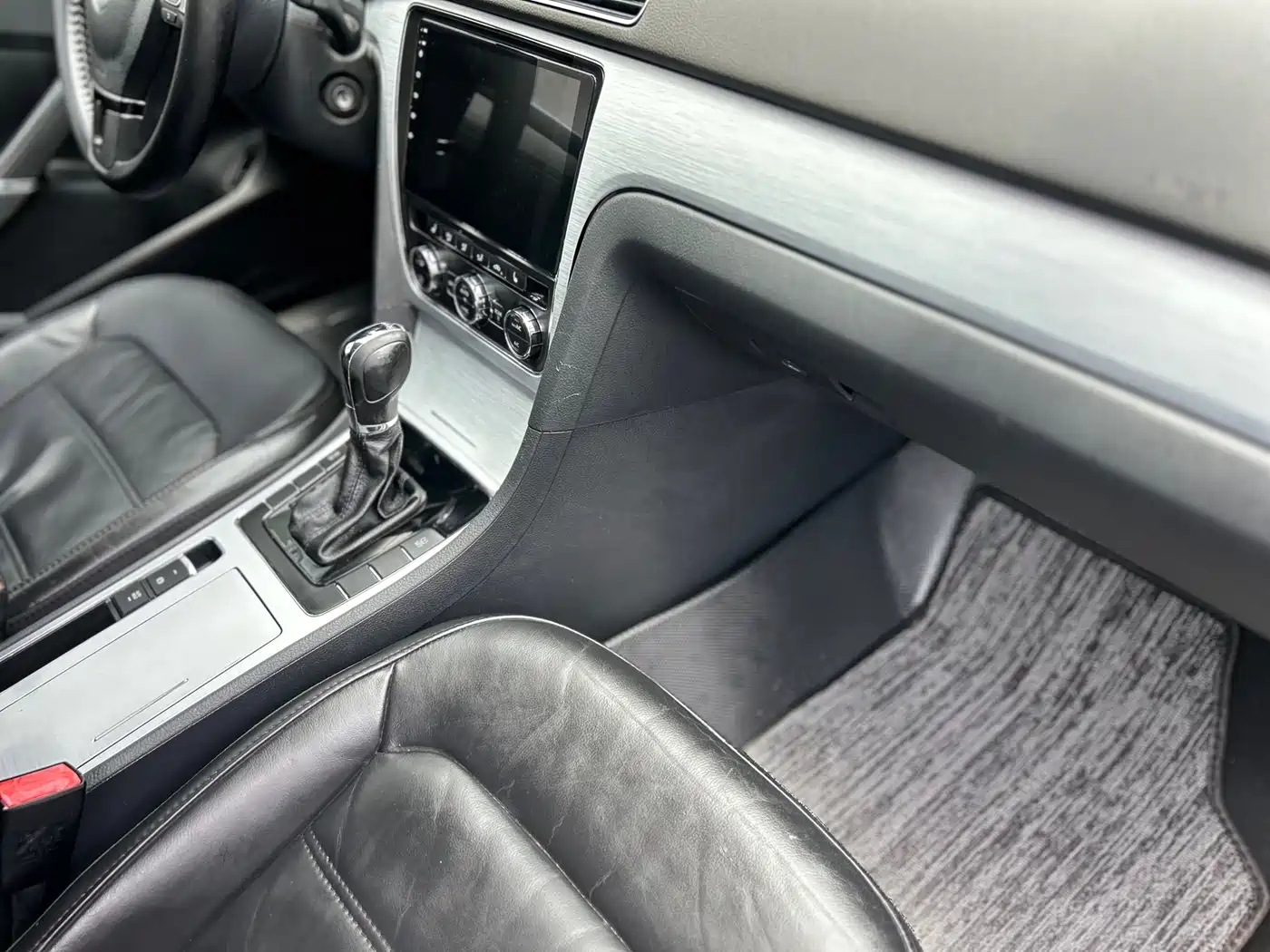 Volkswagen Passat 2014 1.8TSI DSG Luxury Edition фото 30