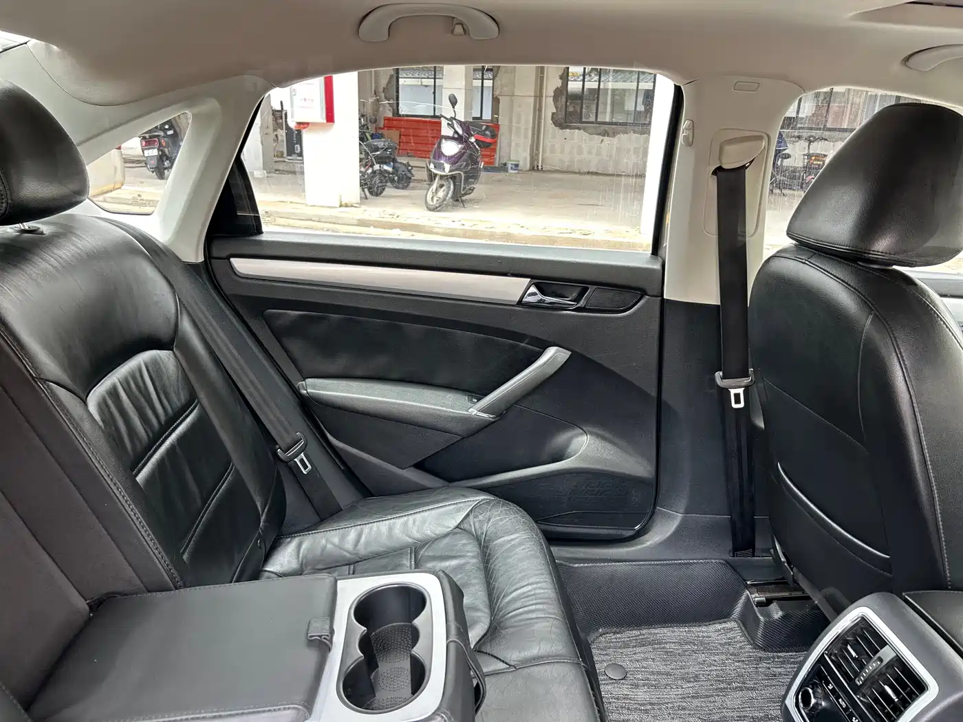 Volkswagen Passat 2014 1.8TSI DSG Luxury Edition фото 23