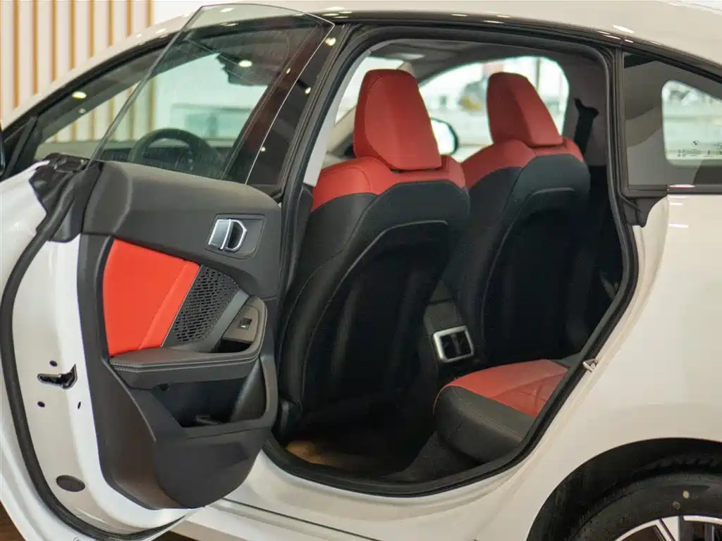 BMW 2 Series 2025 225L M Sport Package фото 16