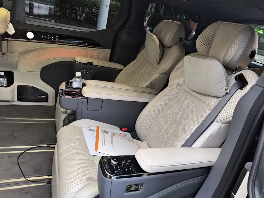ZEEKR 009 2025 2024 6-seat Executive AWD 108kWh