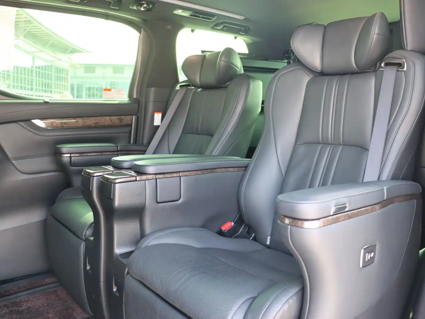 Toyota Alphard 2021 Hybrid 2.5L Premium фото 17