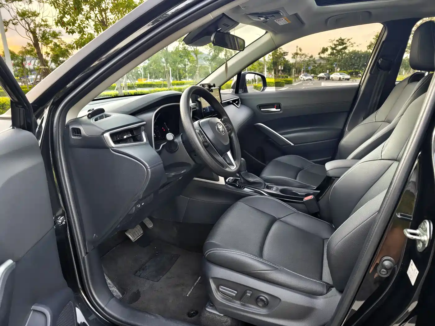 Toyota Frontlander 2023 2.0L CVT Luxury Edition фото 9