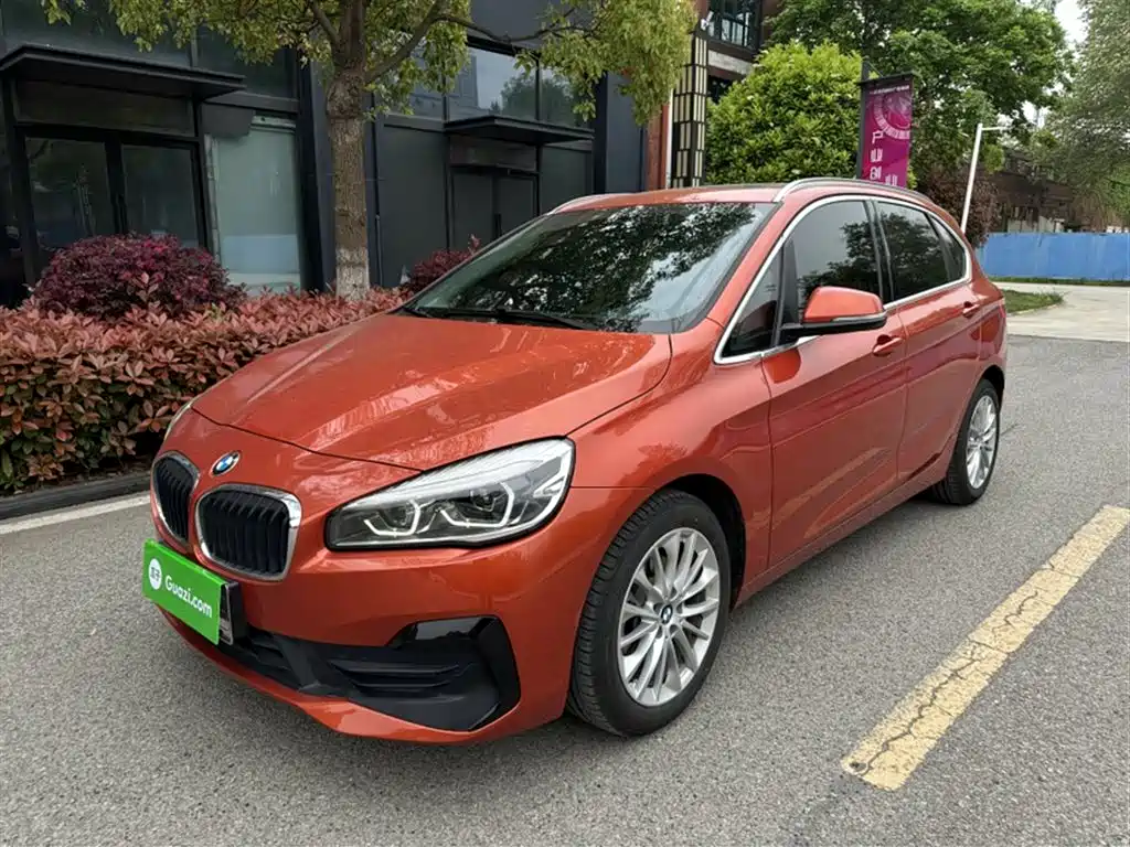 BMW 2 Series Touring 2019 218i Leading фото 2