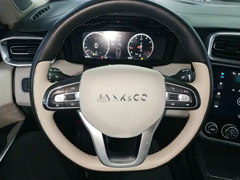 Lynk & Co 01 2017 2.0T 2WD Pro Shine Edition фото 11