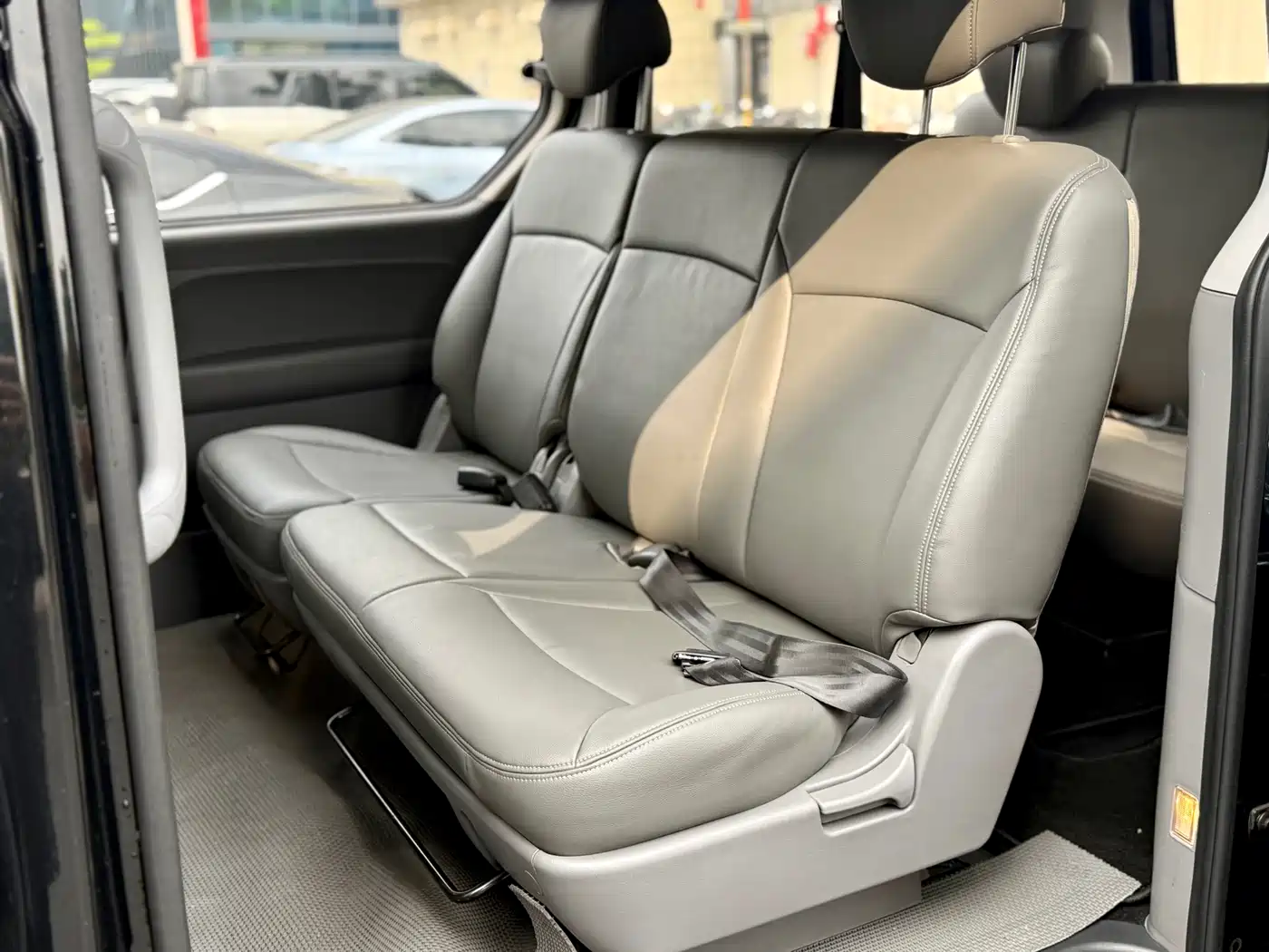 Hyundai H-1 Grand Starex 2011 2.4L Luxury Edition фото 10