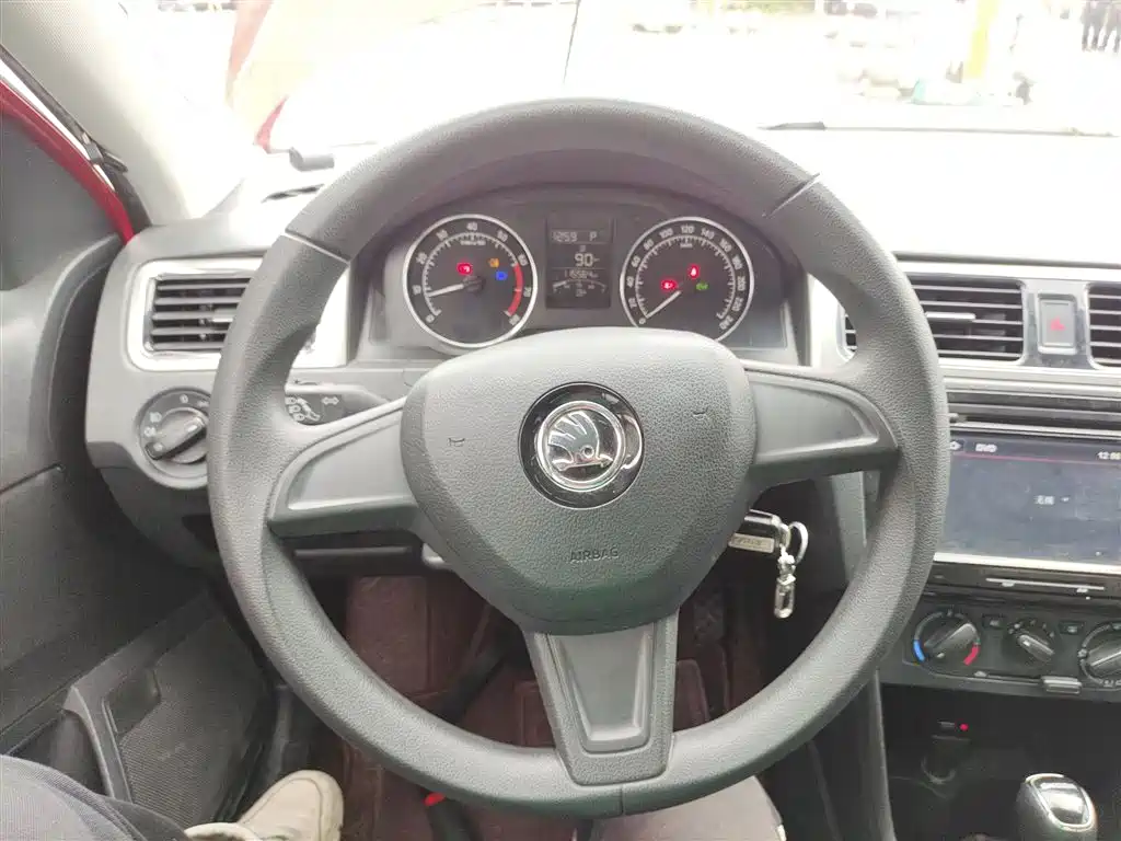 Škoda Skoda Rapid Spaceback 2014 1.6L Automatic Joy Edition фото 7