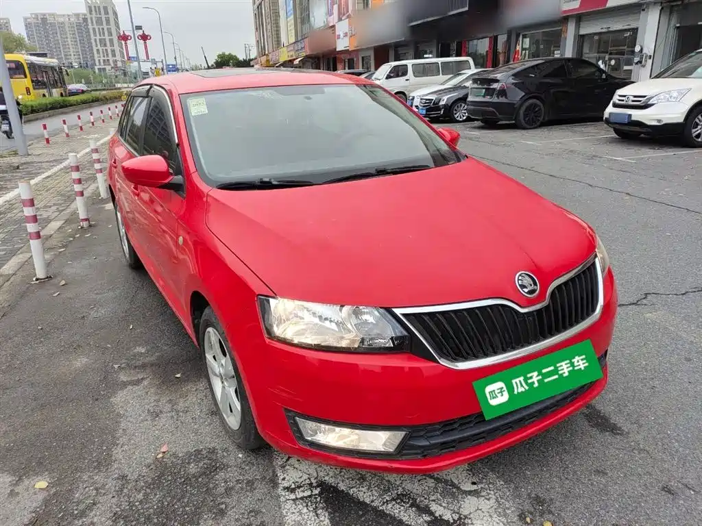 Škoda Skoda Rapid Spaceback 2014 1.6L Automatic Joy Edition фото 22