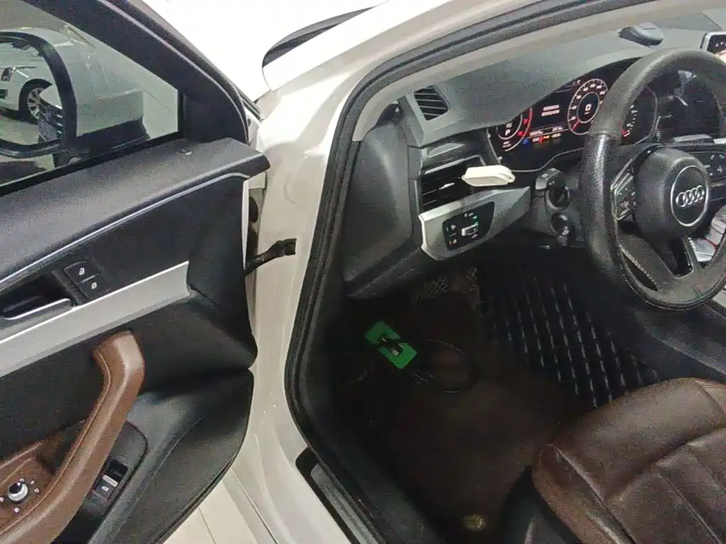 Фото 16 - Audi A4L