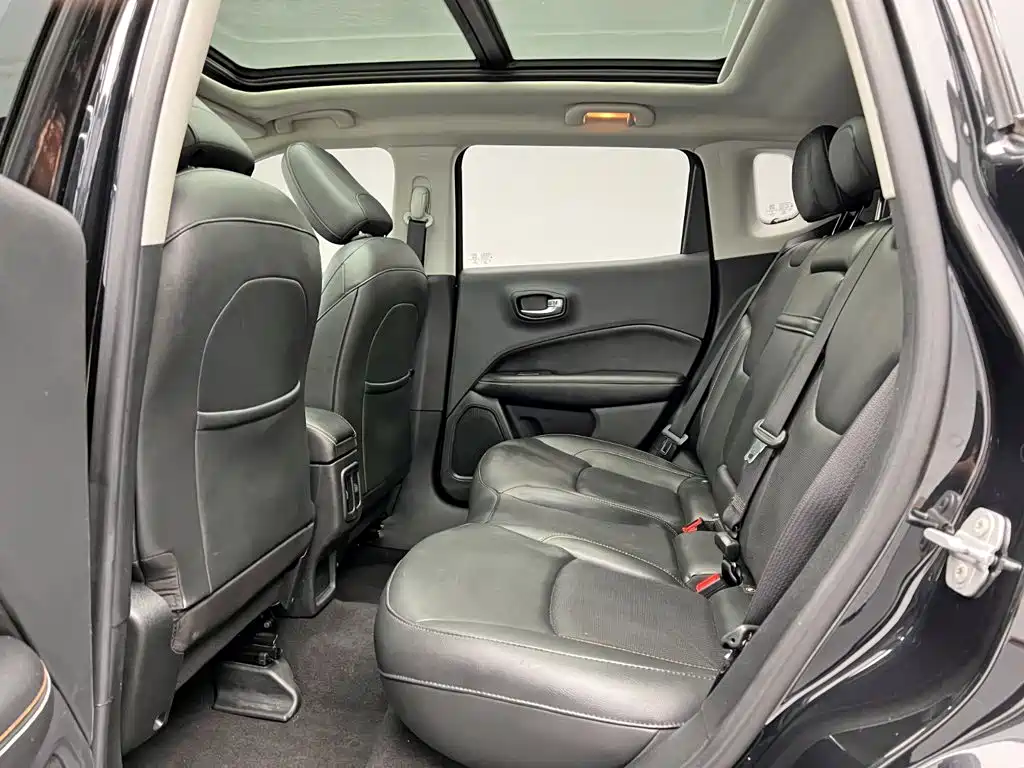 Фото 15 - Jeep Compass