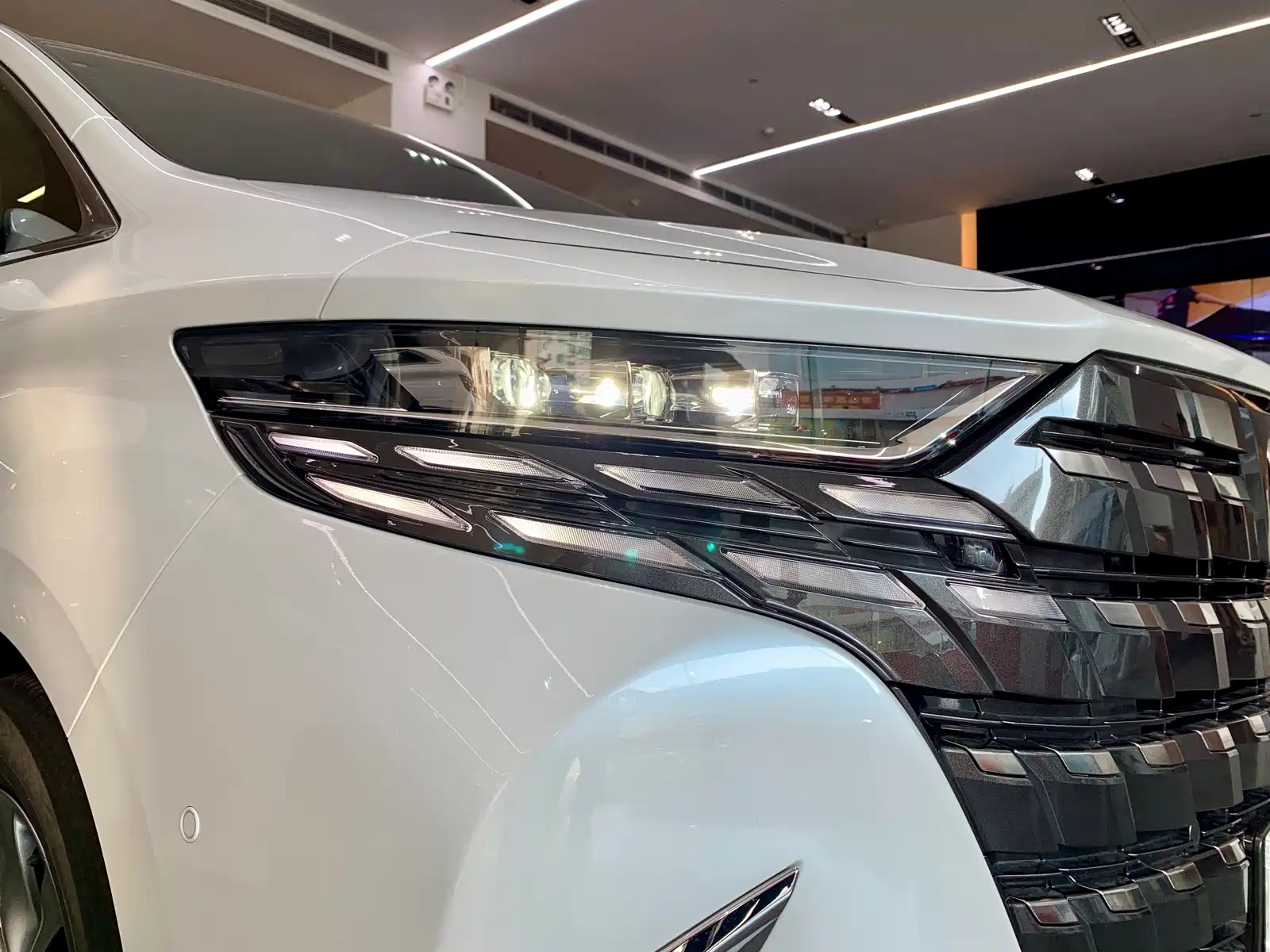 Фото 5 - Toyota Alphard