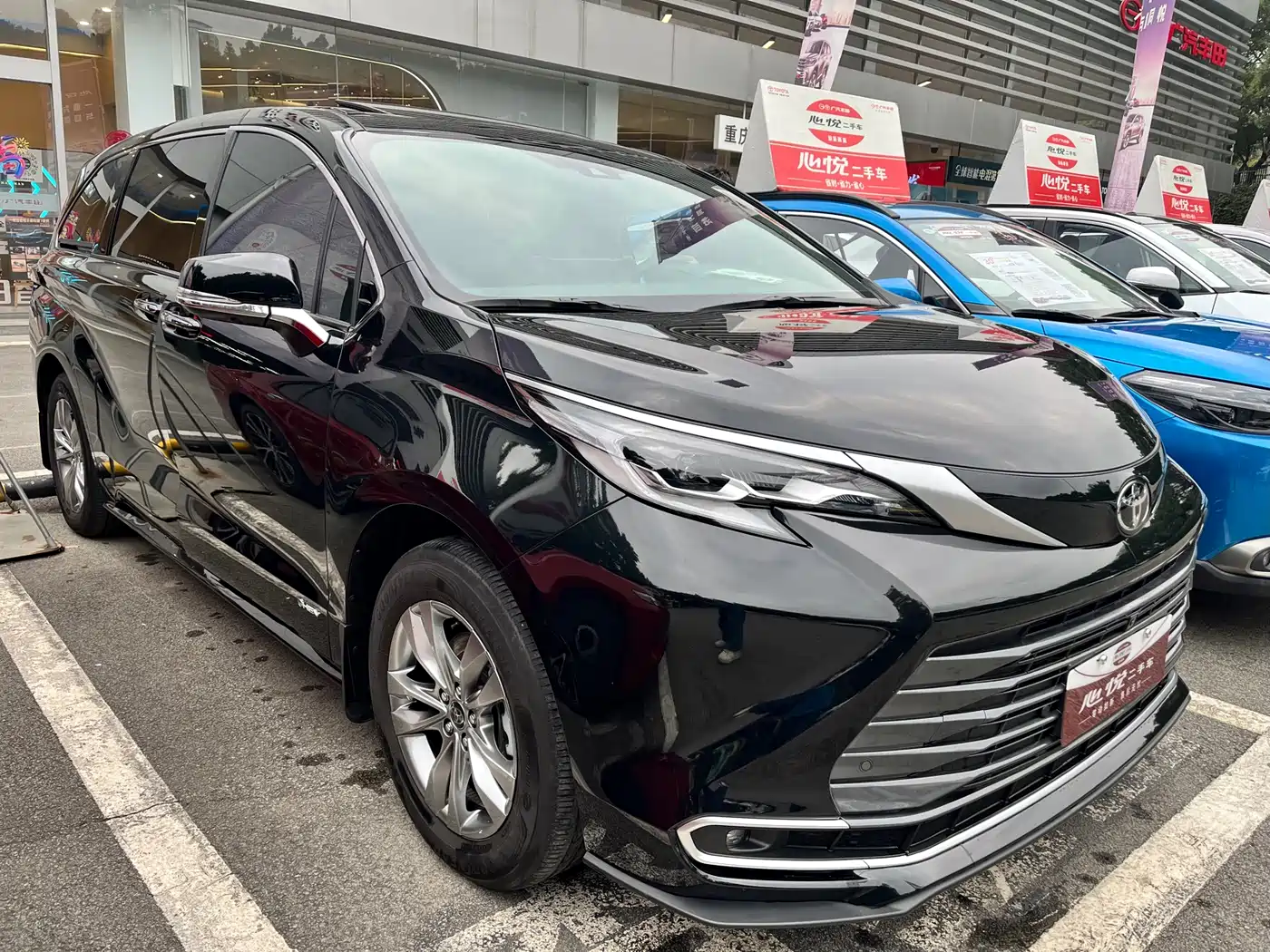 Toyota Sienna 2024 2.5L Hybrid 4WD Premium Edition фото 2
