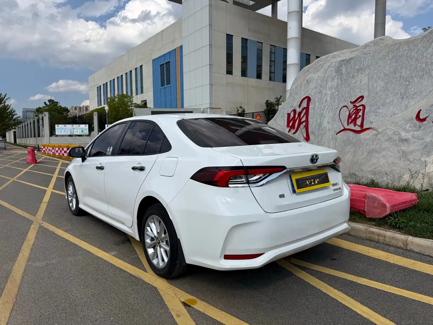 Toyota Corolla 2019 Hybrid 1.8L E-CVT GL-i Elite Edition фото 10