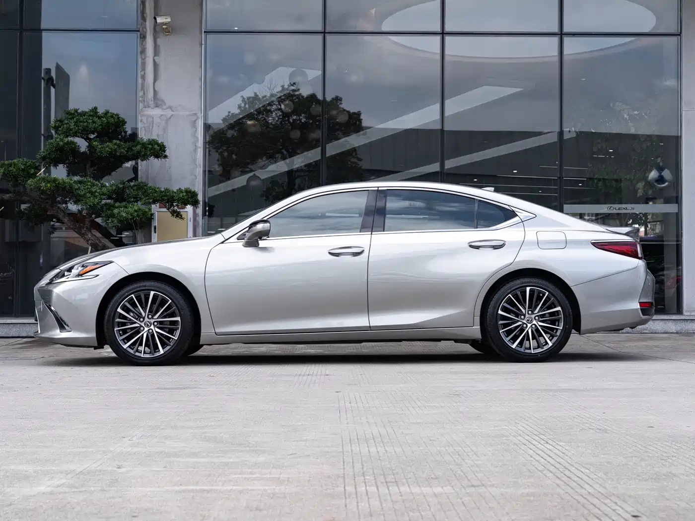Lexus ES 2022 300h Ultimate Edition фото 4