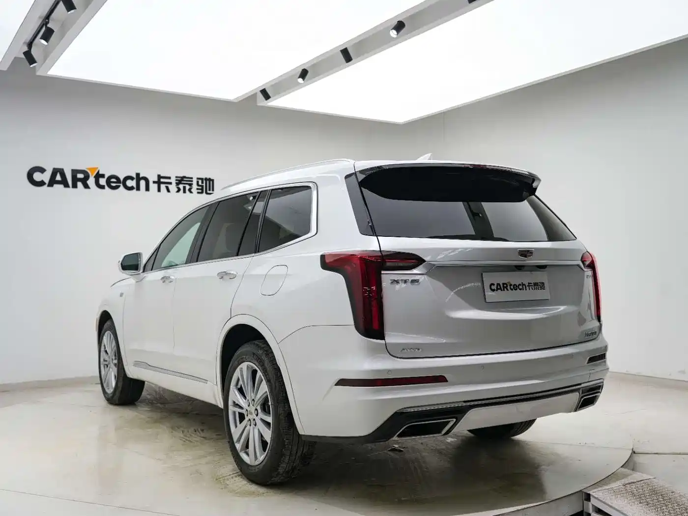 CADILLAC XT6