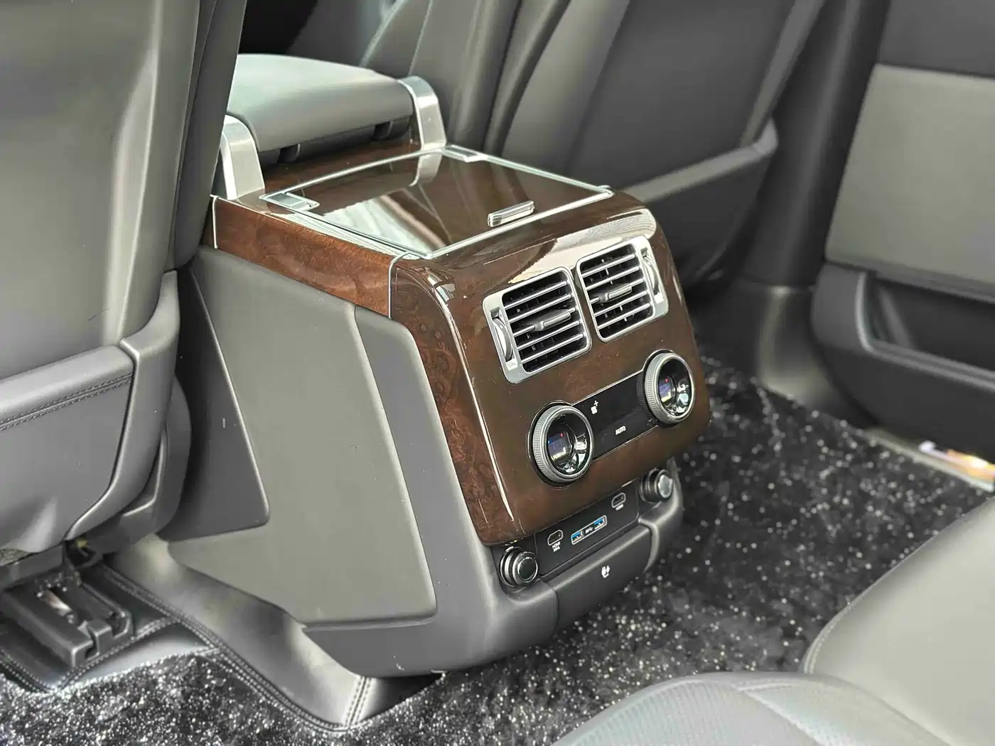 Land Rover Range Rover 2021 3.0 L6 Heritage Extended Classic Edition фото 15