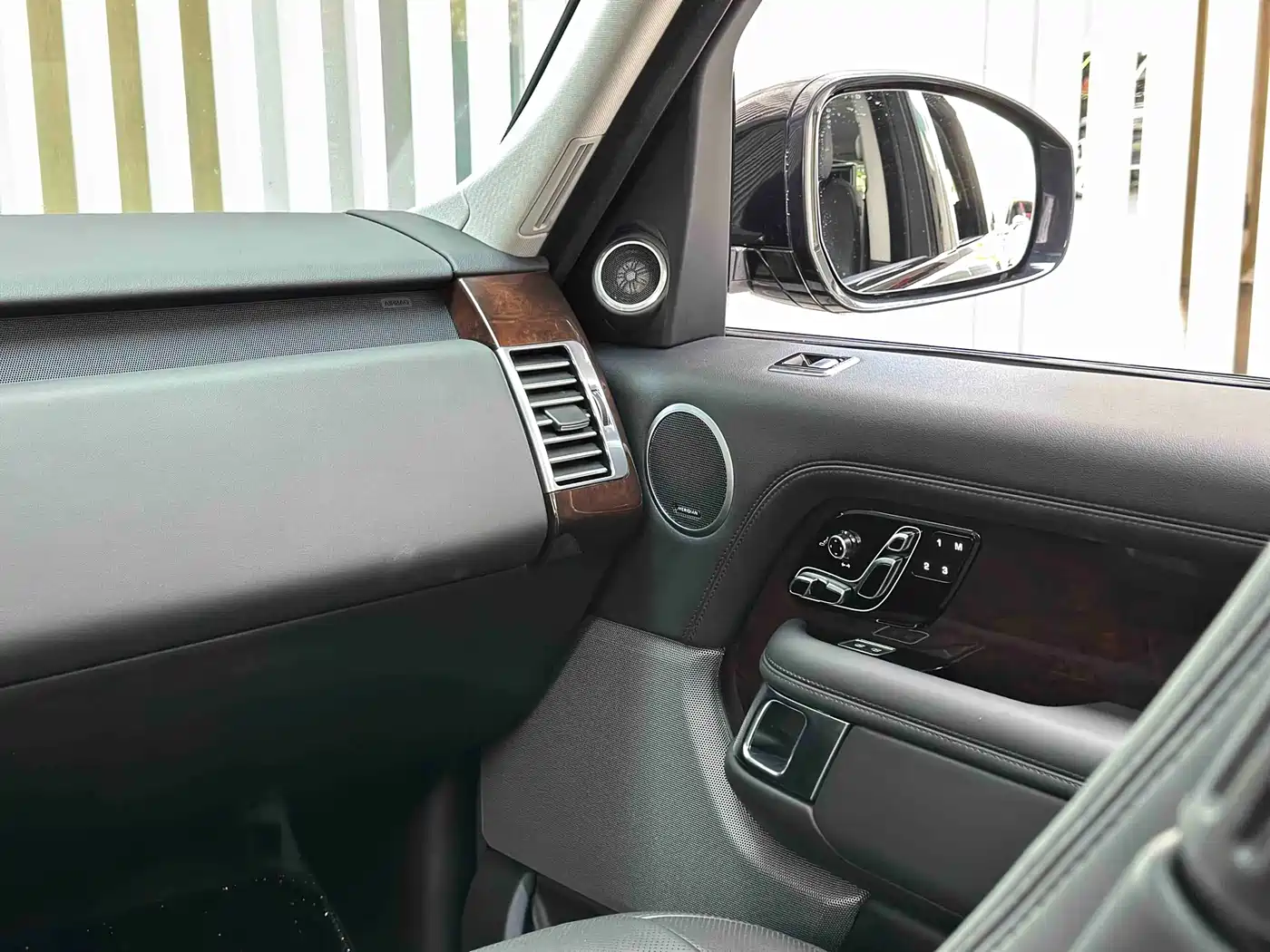 Land Rover Range Rover 2021 3.0 L6 Heritage Extended Classic Edition фото 19