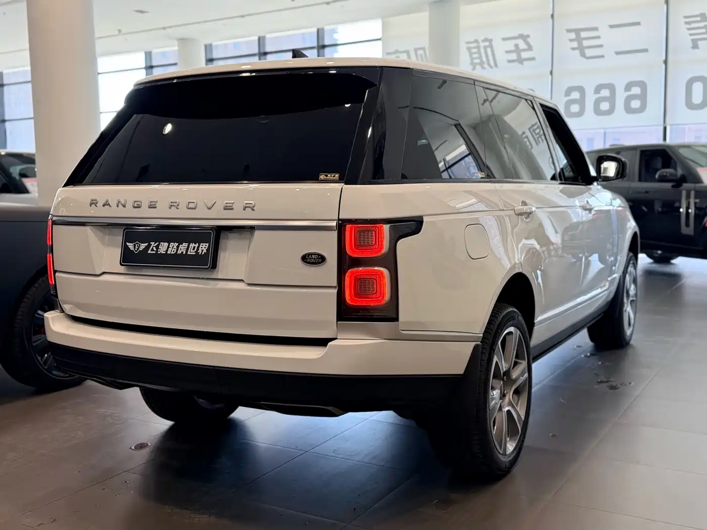 Land Rover Range Rover 2020 3.0 L6 Heritage Extended Edition фото 22