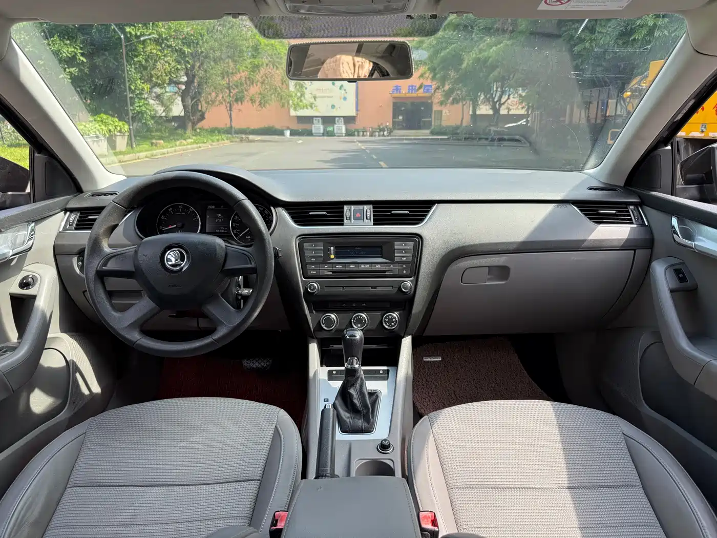Škoda Octavia 2015 1.6L Automatic逸杰版 фото 13