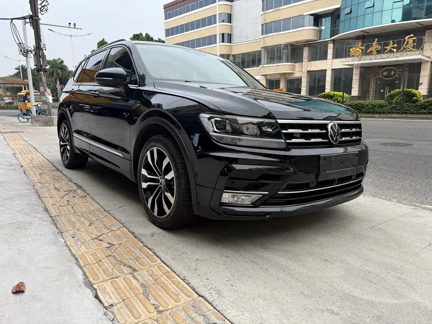 Volkswagen Tiguan L 2021 330TSI Automatic 2WD R-Line Premium фото 3