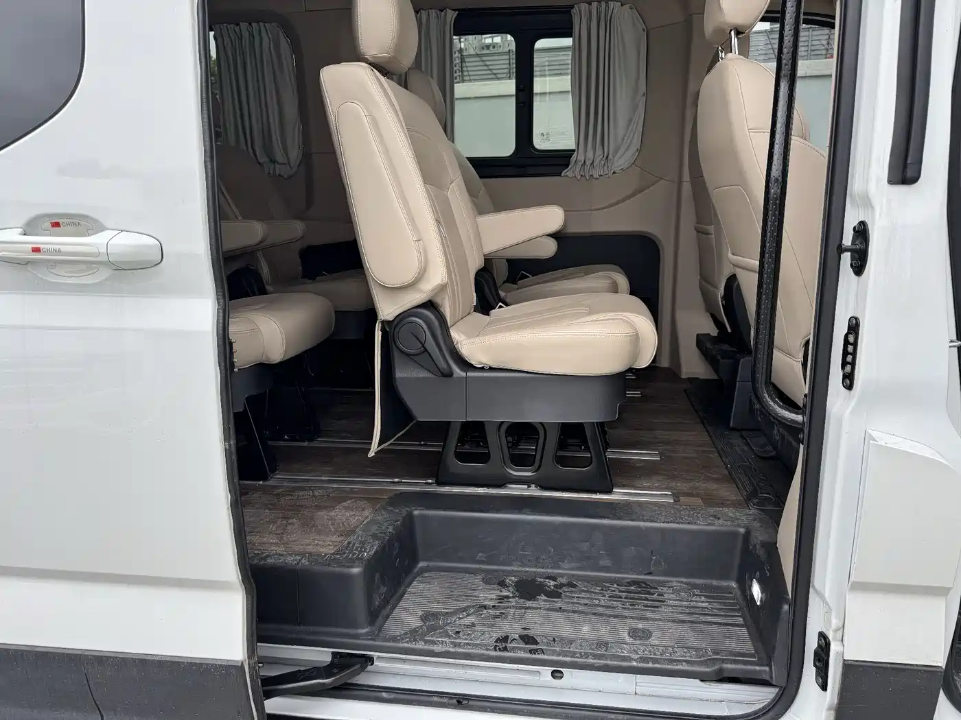 SAIC Maxus Xintu V90 2024 Zhida Commercial Version 2.0T Automatic RWD Long Wheelbase High Roof Single Rear Tire 9-Seater фото 9