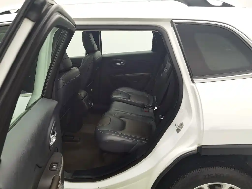 Photo 15 - Jeep Cherokee
