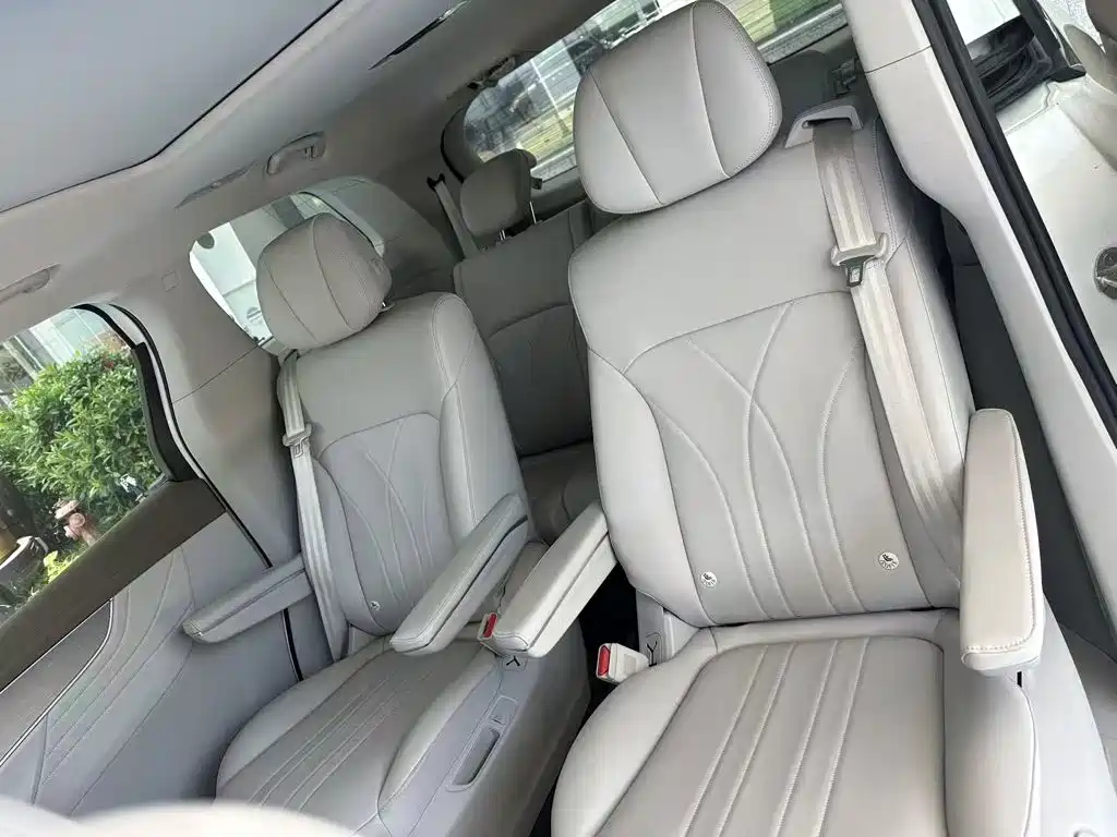 Roewe iMAX8 EV 2025 2025 Model 1.5T DMH Land Premium Edition