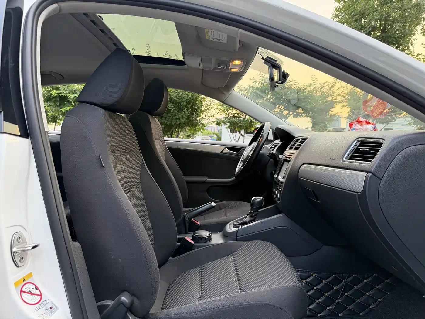 Volkswagen Sagitar 2014 Facelift 1.6L Automatic Comfort фото 10