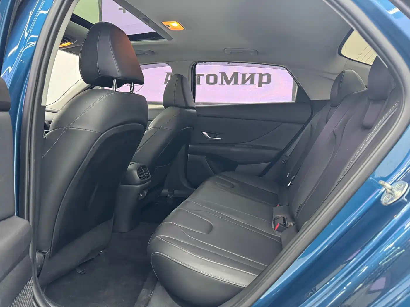 Hyundai Elantra 2022 1.5L CVT LUX Premium Edition фото 5