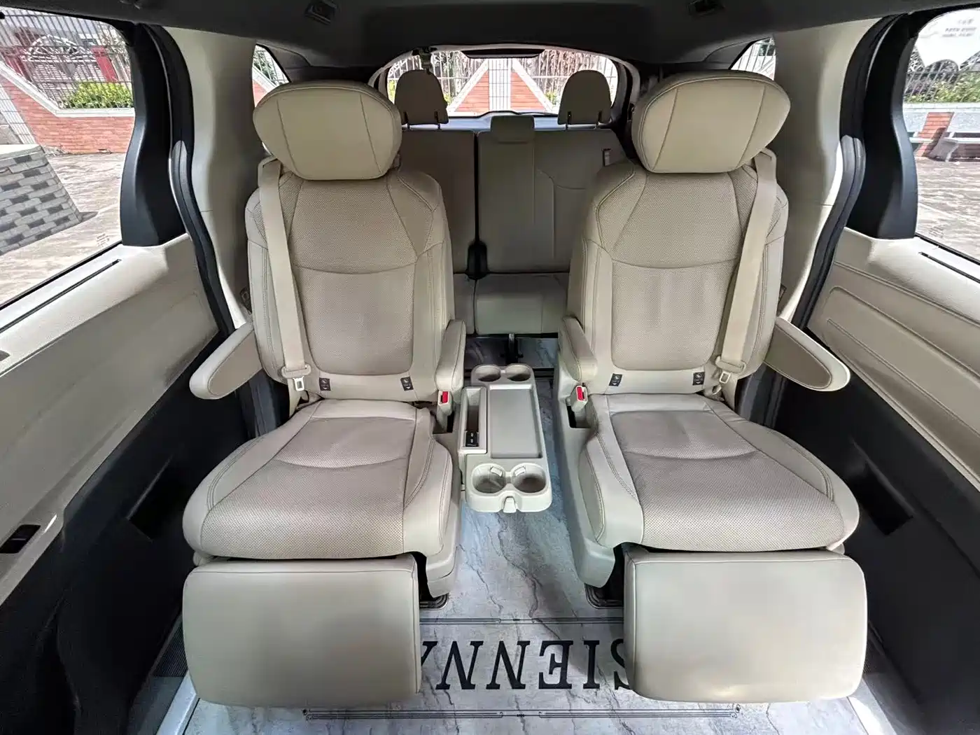 Toyota Sienna 2021 2.5L Hybrid Premium Edition фото 6