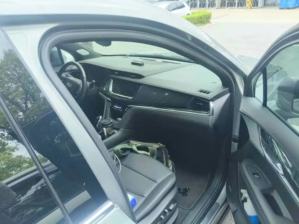 Фото 13 - Cadillac XT6
