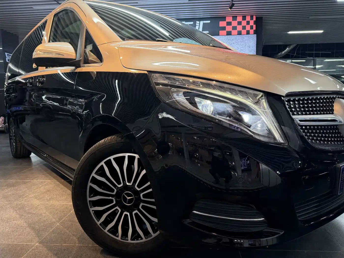 Mercedes-Benz V-Class 2017 Model V 260 L Premium Extended Edition фото 4