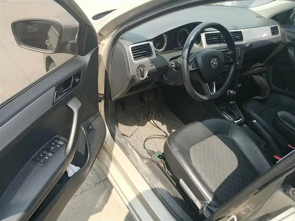 Škoda Rapid 2018 1.6L Automatic Comfort Edition фото 12