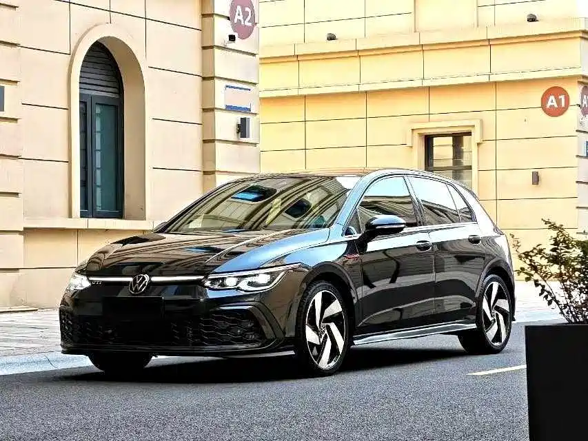 Фото 2 - Volkswagen Golf GTI