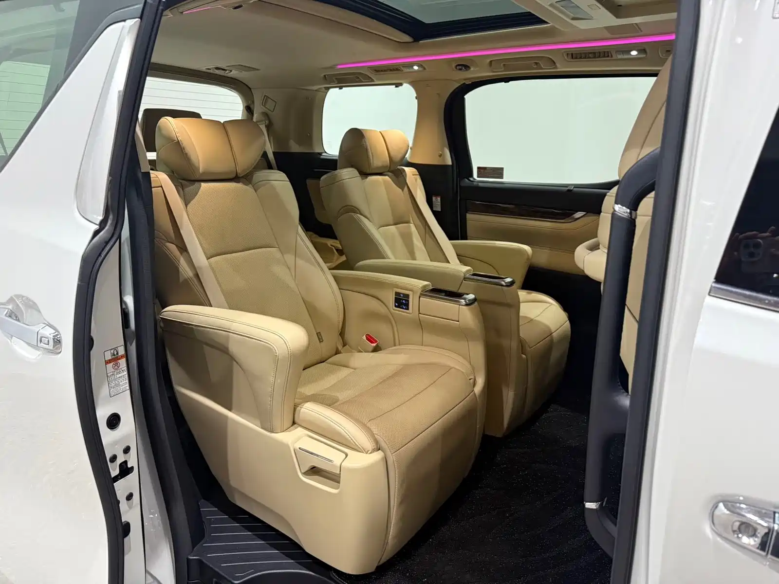 Фото 15 - Toyota Alphard