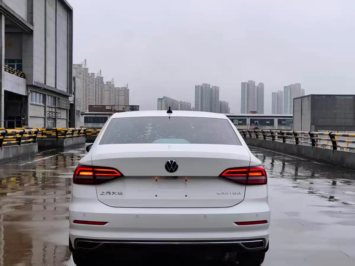 Volkswagen Lavida 2022 1.5L Auto Comfort Edition фото 3